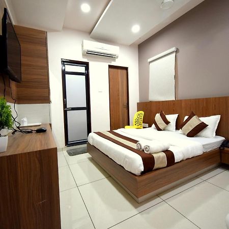 Hotel Embassy Kalol Luaran gambar