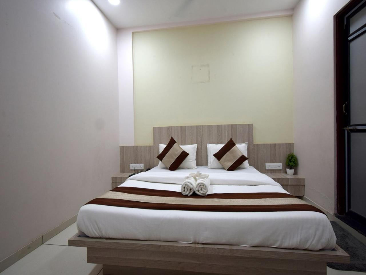 Hotel Embassy Kalol Luaran gambar
