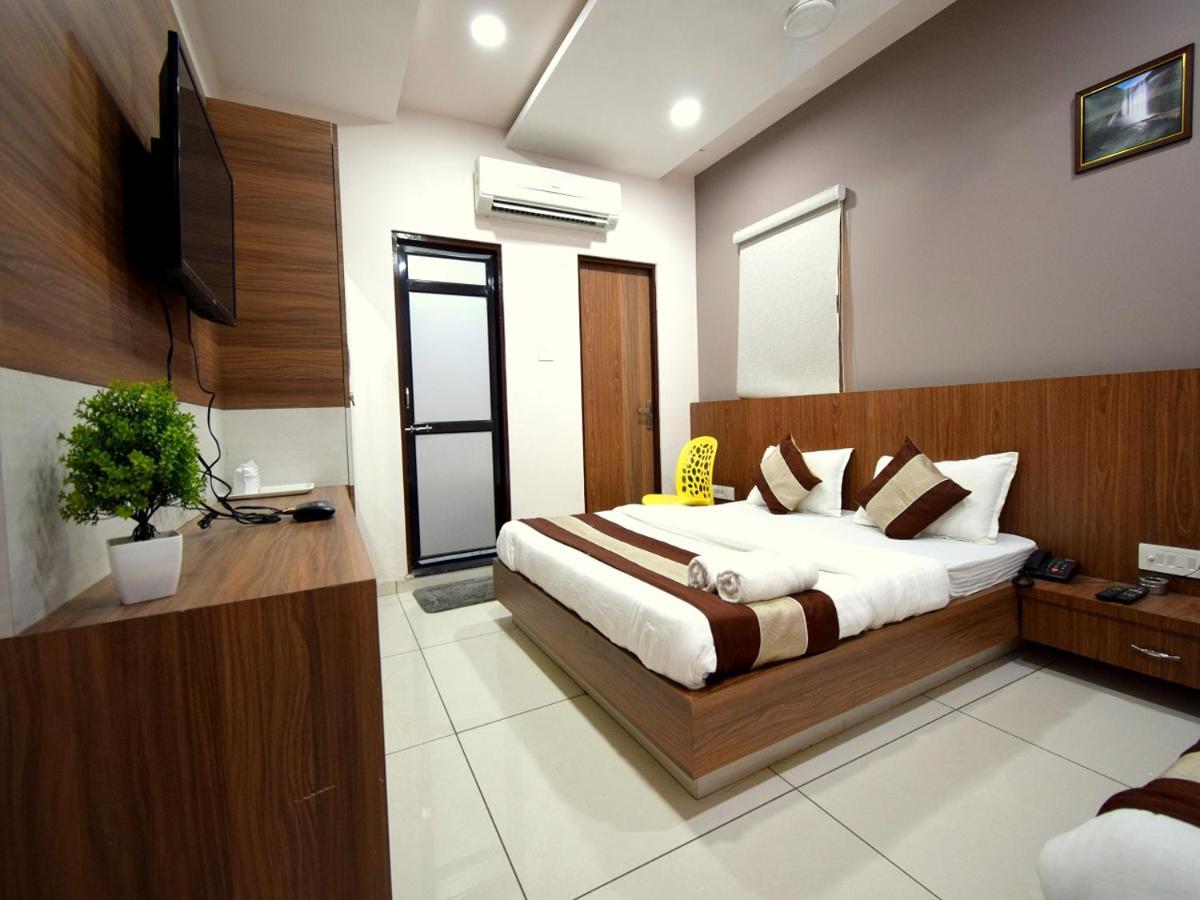 Hotel Embassy Kalol Luaran gambar