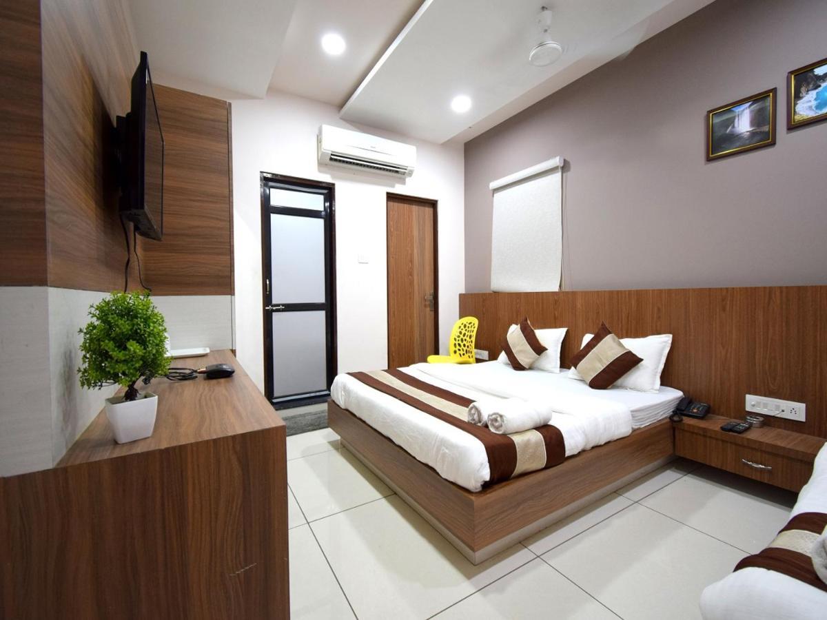Hotel Embassy Kalol Luaran gambar