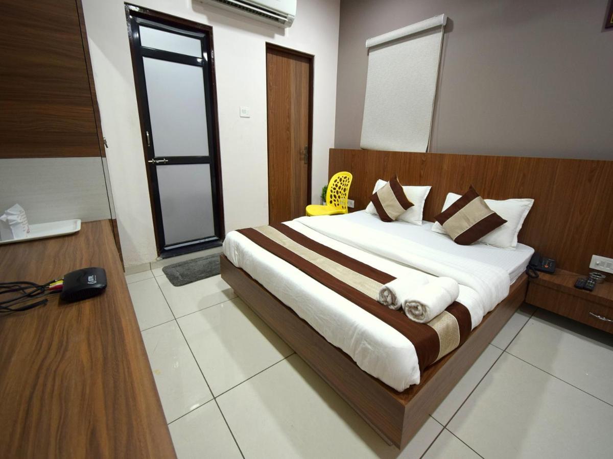 Hotel Embassy Kalol Luaran gambar